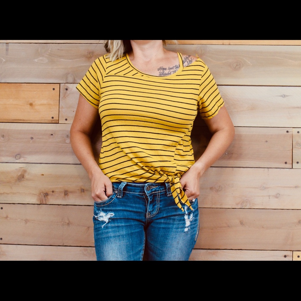 Ripped shoulder tie tee😍